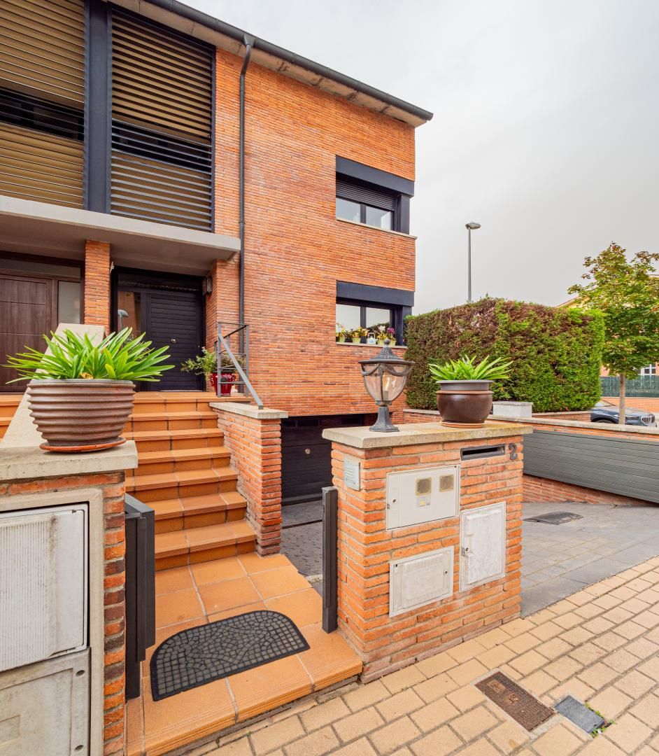 Vista exterior de Casa adosada en venta en Vic con Calefacción, Jardín privado y Terraza