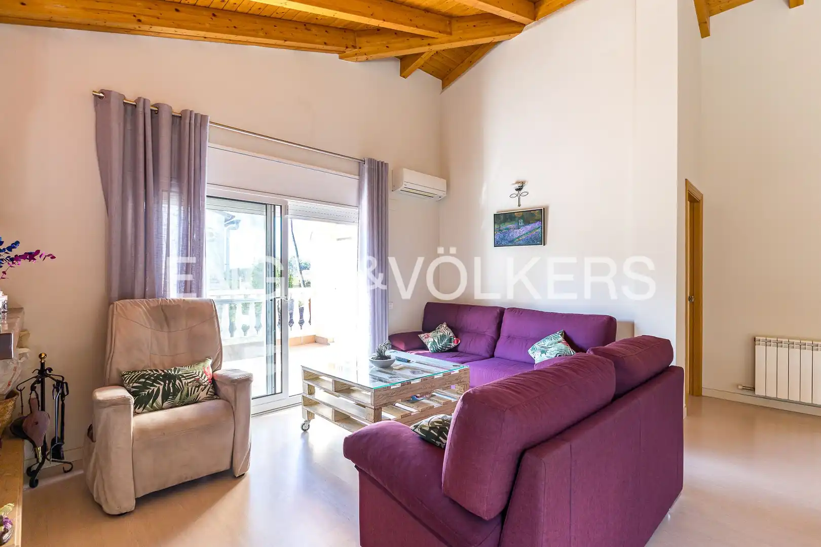 Sala d'estar de Casa o xalet en venda en Rubí amb Calefacció, Jardí privat i Parquet