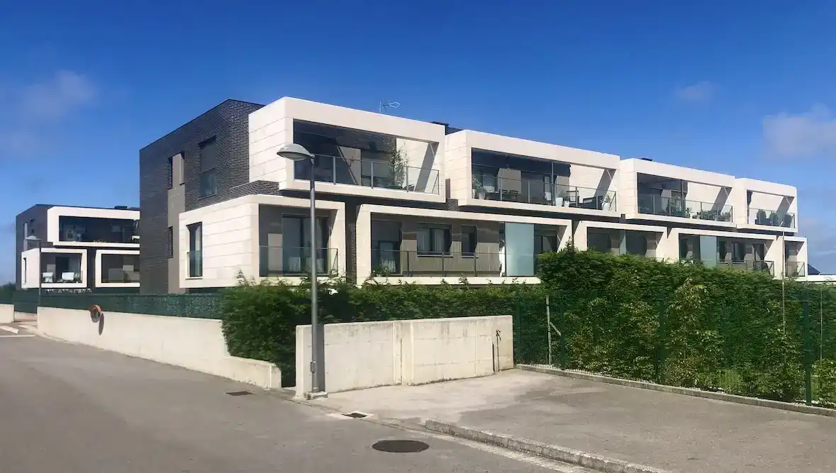 Vista exterior de Planta baixa en venda en Santander amb Piscina