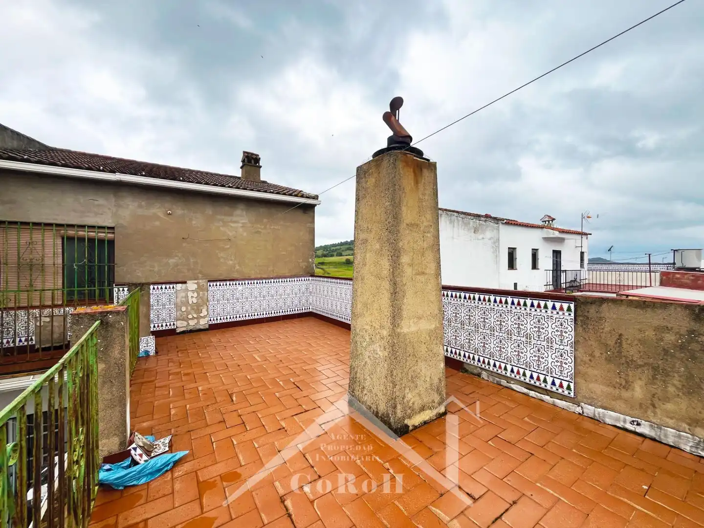 Vista exterior de Casa o xalet en venda en Almadén de la Plata amb Jardí privat, Terrassa i Traster