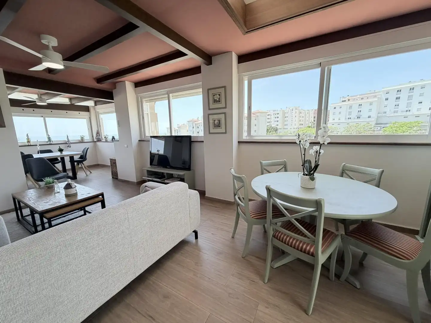 Sala de estar de Ático en venta en Benalmádena con Aire acondicionado, Calefacción y Jardín privado