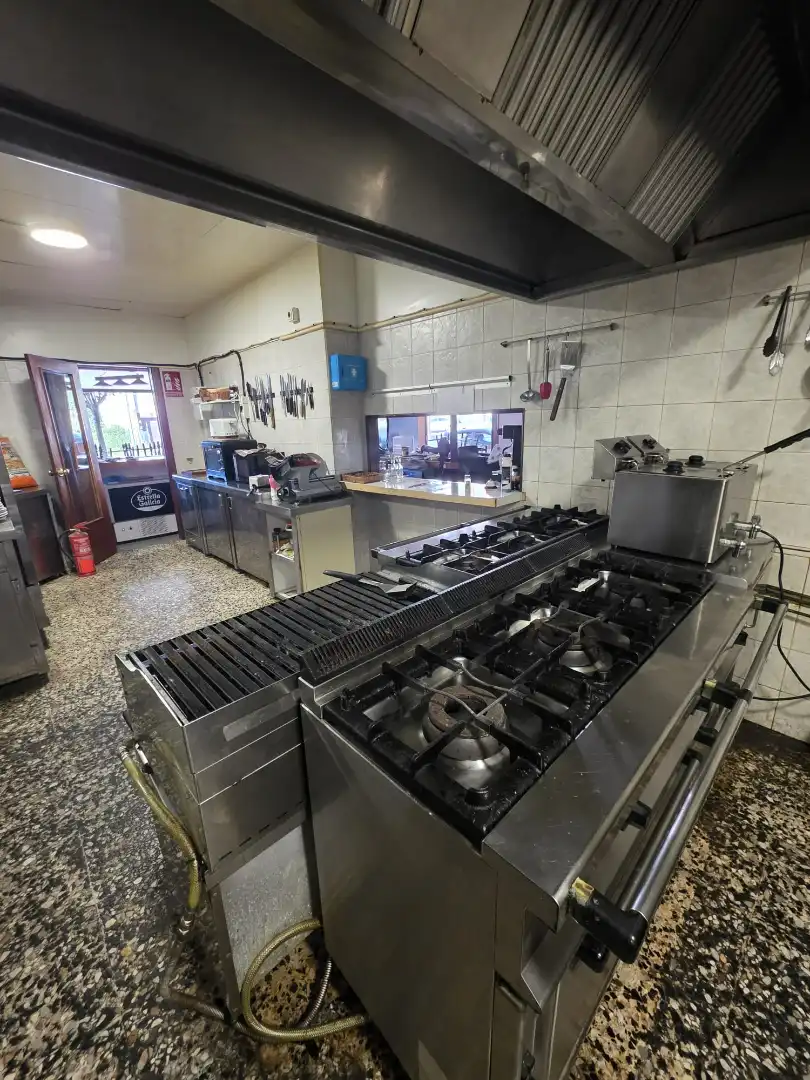 Cuina de Local de lloguer en Narón amb Moblat
