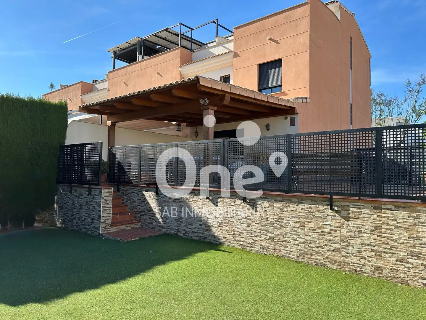 Terrasse von Einfamilien-Reihenhaus zum Verkauf in San Antonio de Benagéber mit Klimaanlage, Heizung und Privatgarten