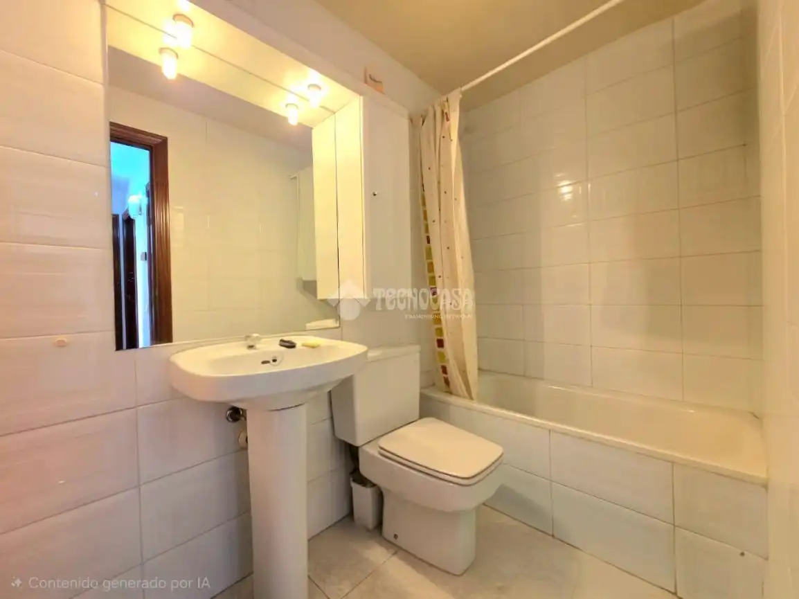 Badezimmer von Wohnung zum Verkauf in Santa Coloma de Gramenet mit Möbliert und Balkon