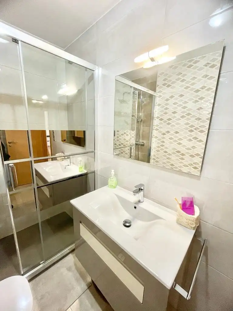 Baño de Piso de alquiler en Granada con Aire acondicionado, Calefacción y Amueblado