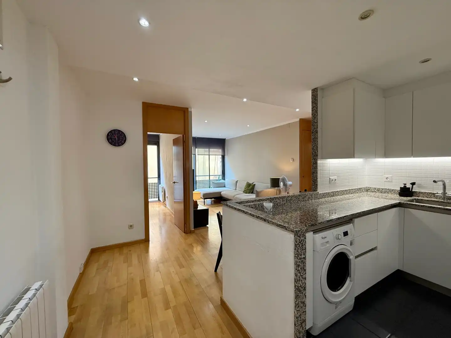 Sala d'estar de Pis en venda en Barcelona amb Calefacció, Parquet i Forn