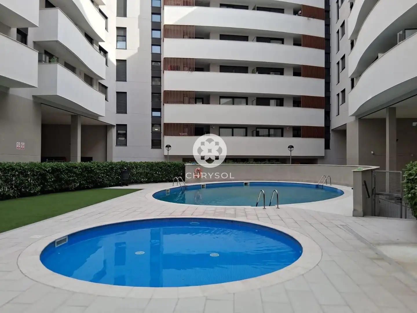 Piscina de Pis en venda en L'Hospitalet de Llobregat amb Calefacció, Jardí privat i Parquet
