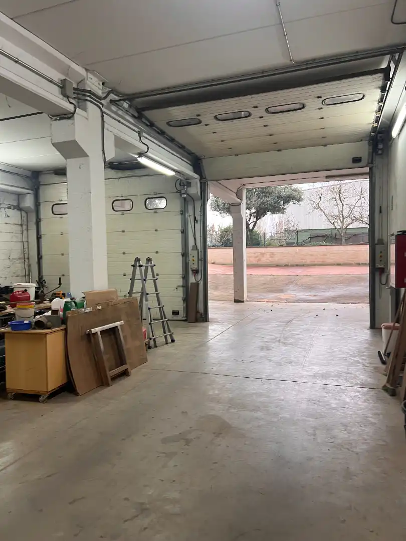 Parkplatz von Fabrikhallen zur Miete in Cassà de la Selva mit Heizung und Alarm