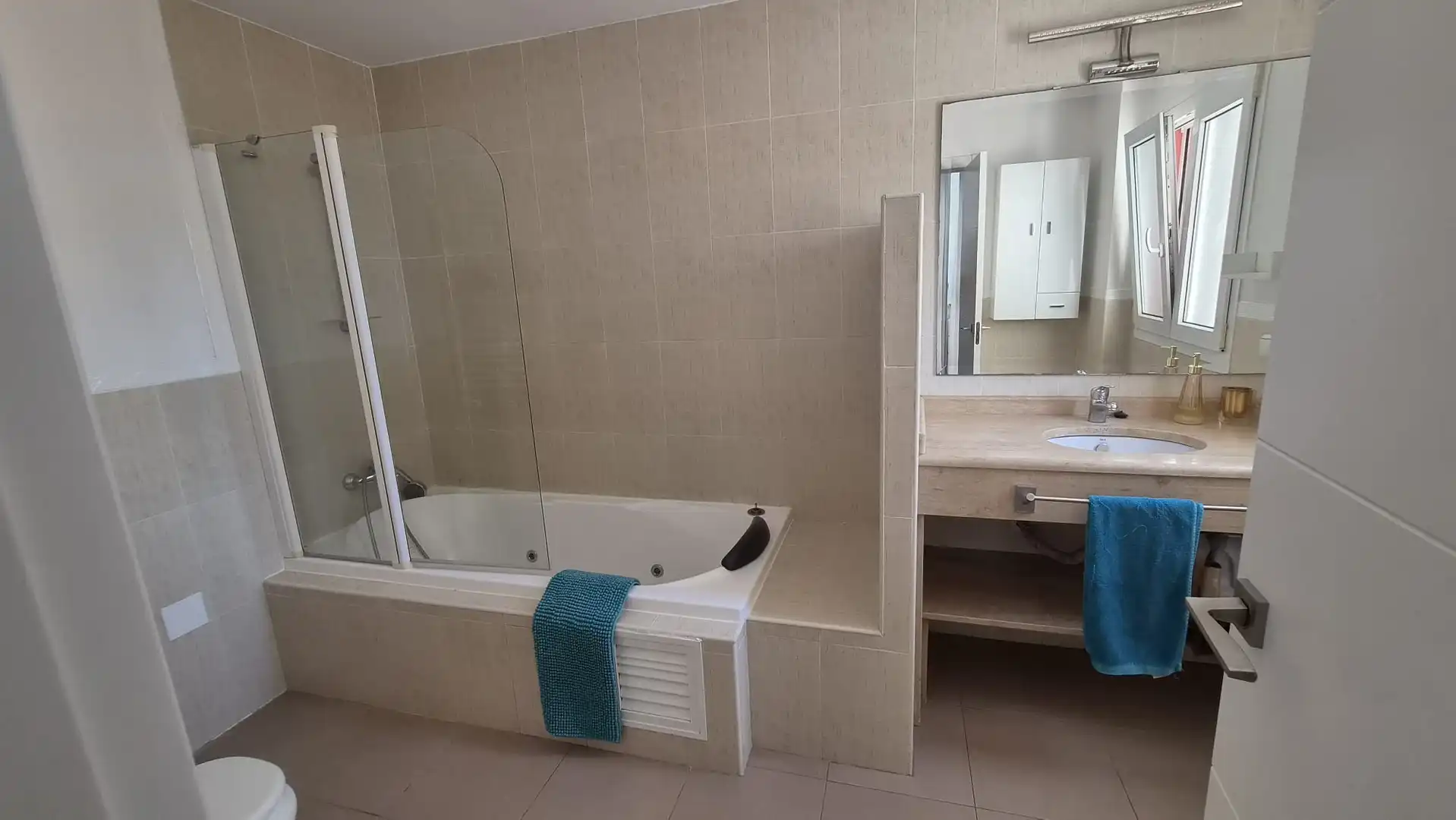 Baño de Casa adosada de alquiler en La Línea de la Concepción con Aire acondicionado, Calefacción y Jardín privado