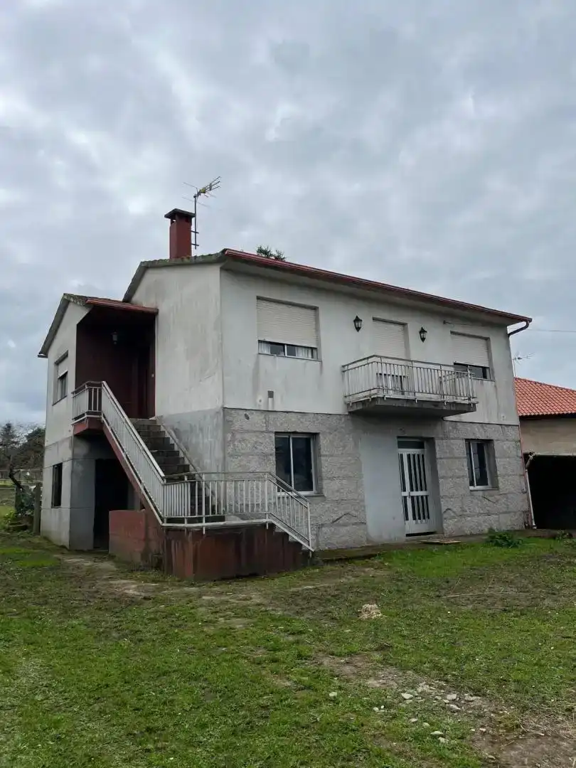Vista exterior de Casa o xalet en venda en Vigo  amb Jardí privat i Balcó