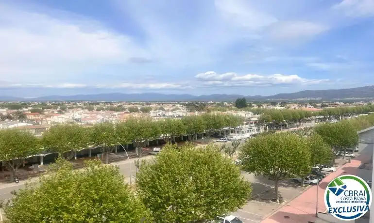 Vista exterior de Àtic en venda en Empuriabrava amb Calefacció, Jardí privat i Moblat