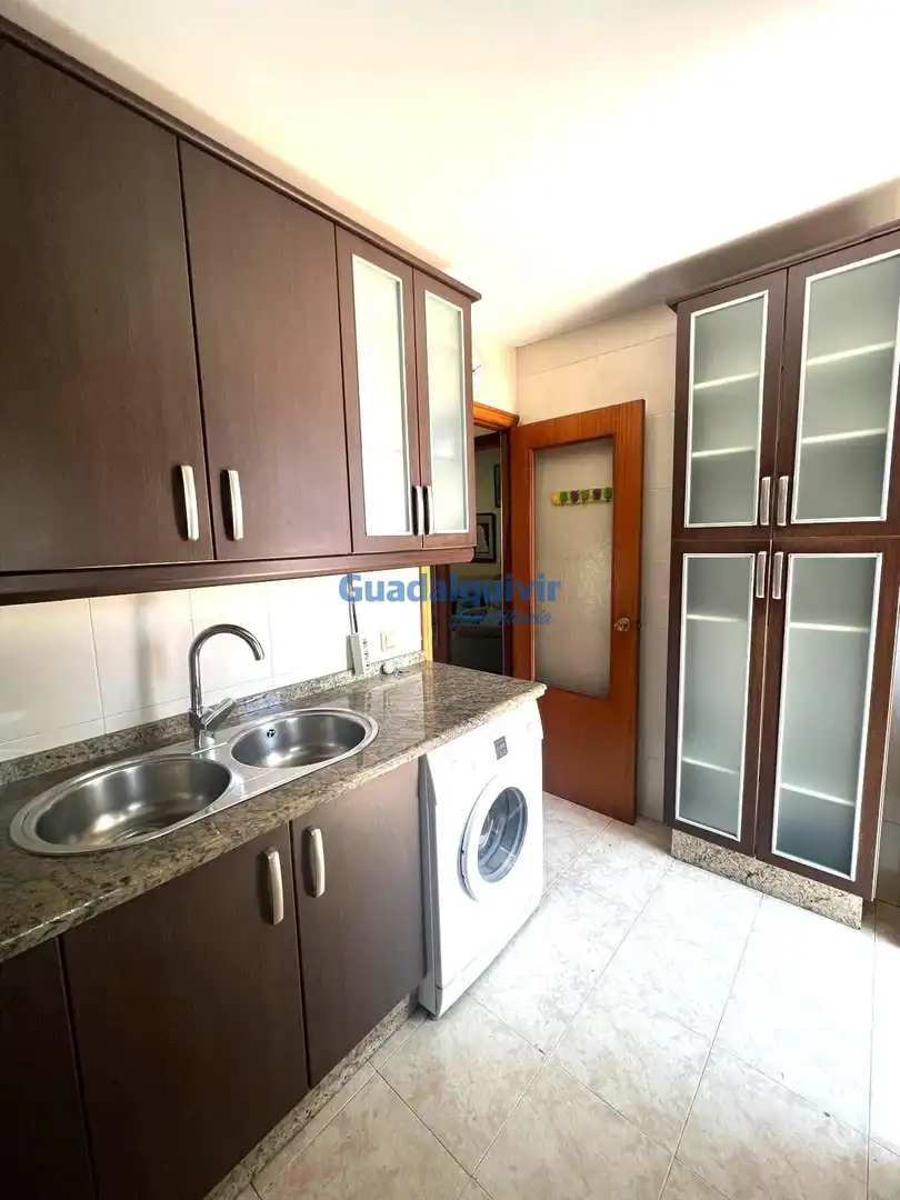 Cuina de Casa adosada en venda en Montequinto amb Aire condicionat, Jardí privat i Traster