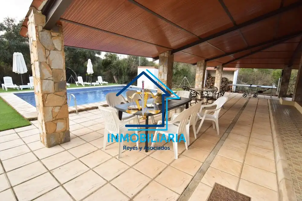 Piscina de Casa o xalet en venda en Córdoba amb Aire condicionat, Terrassa i Piscina