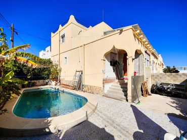 Doppelhaushälfte mit Pool zum Verkauf in San Miguel de Salinas