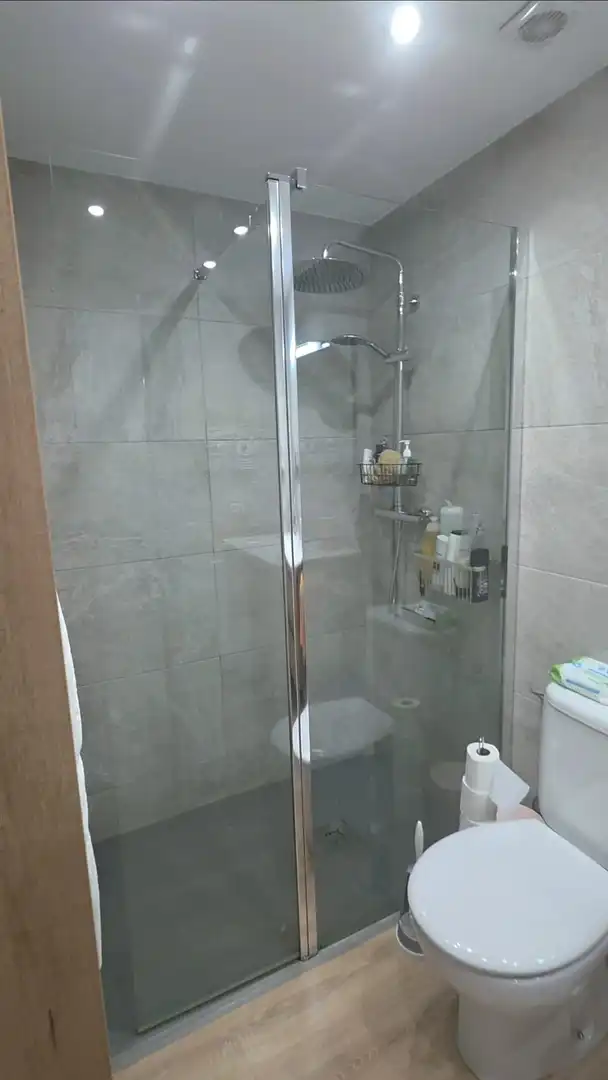 Bathroom of Flat for sale in Girona  with Air Conditioner, Heating and Terrace
