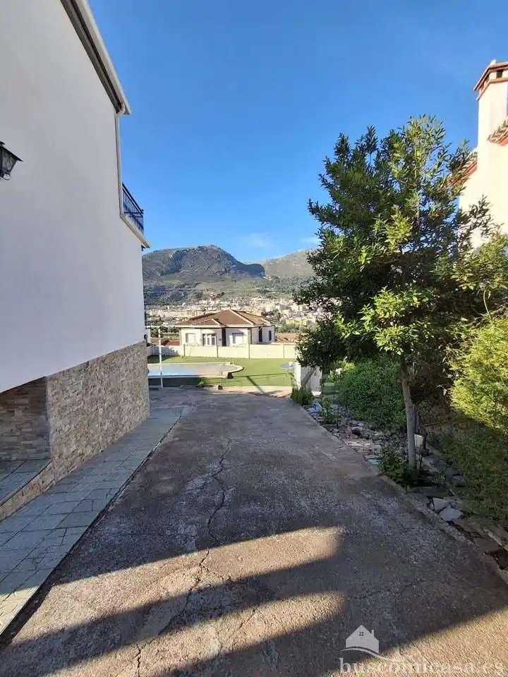 Vista exterior de Casa o xalet en venda en Loja amb Aire condicionat, Jardí privat i Terrassa