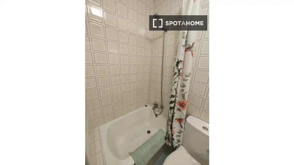 Bathroom of Flat for rent in Bilbao   with Air Conditioner, Heating and Furnished