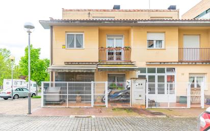 Vista exterior de Casa o xalet en venda en Huarte / Uharte amb Calefacció, Jardí privat i Traster