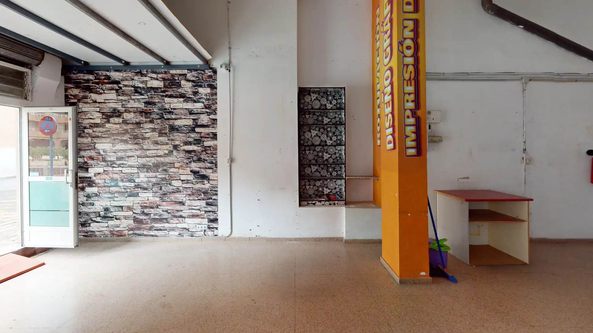 Commercial properties for sale in Alicante / Alacant  with Air Conditioner