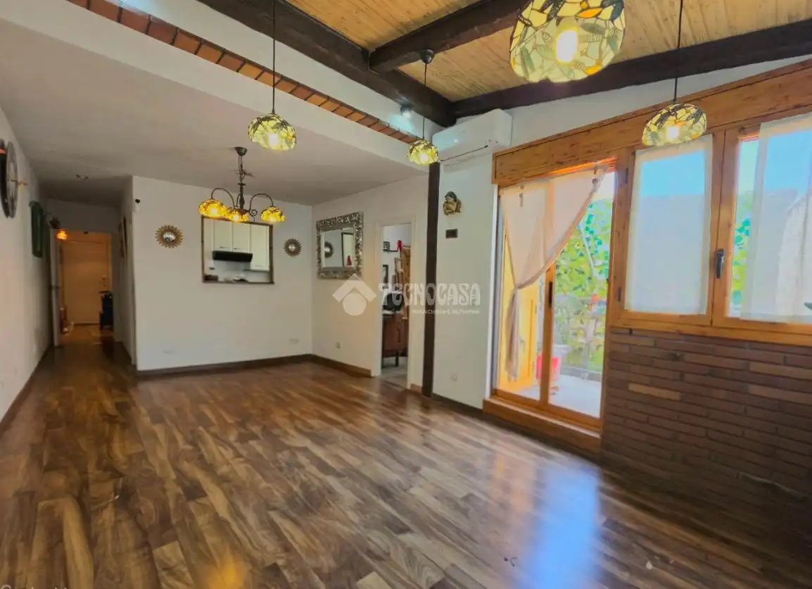 Sala d'estar de Pis en venda en Santa Coloma de Gramenet amb Aire condicionat, Parquet i Terrassa