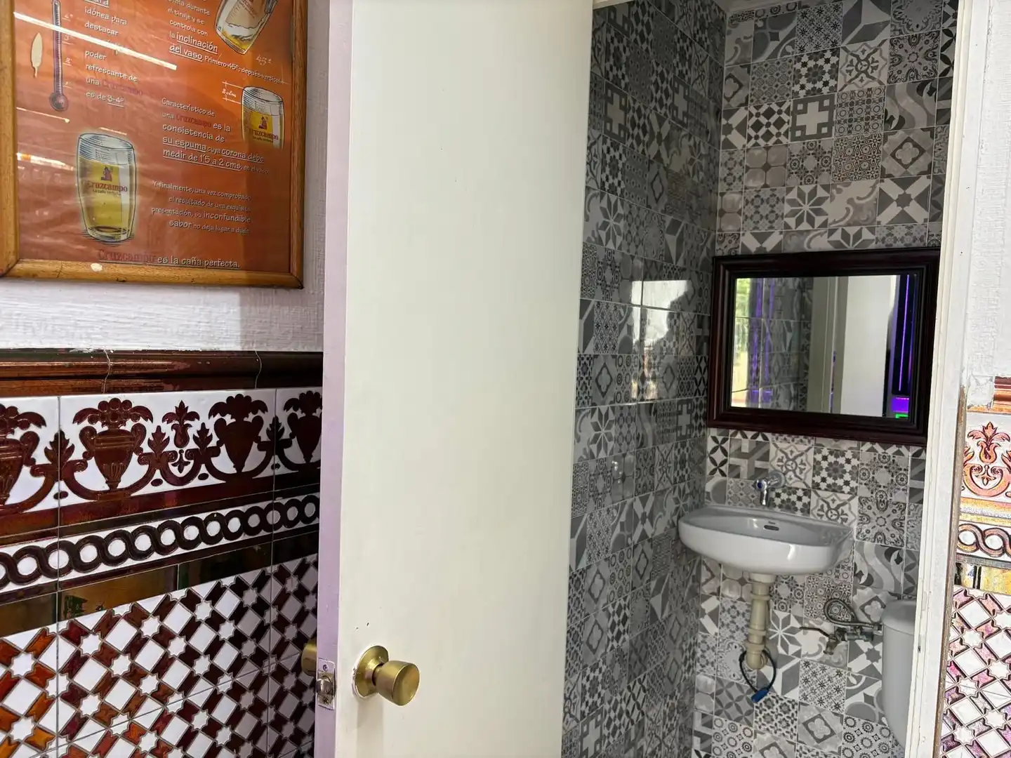 Baño de Local en venta en Sevilla