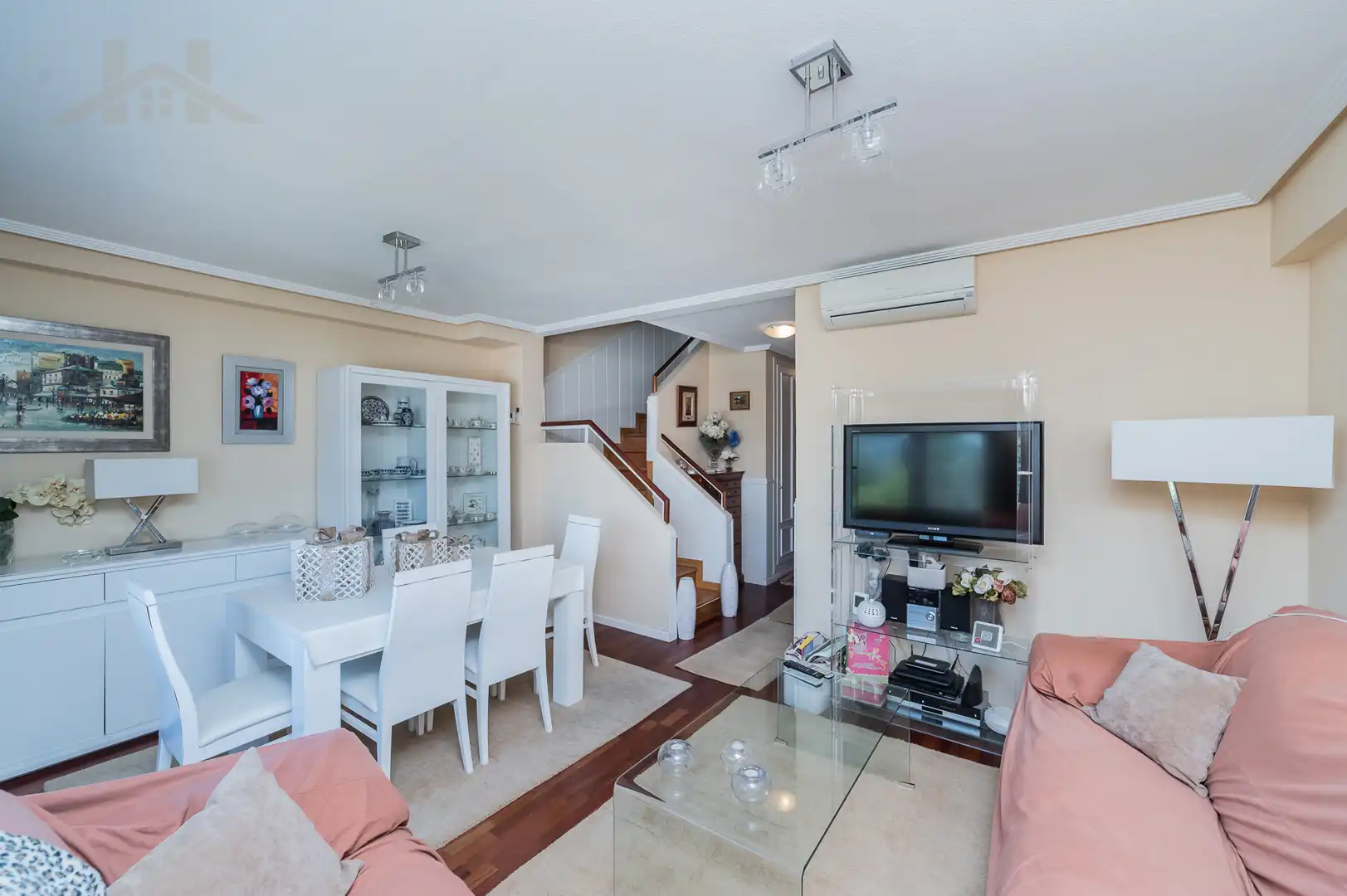 Sala de estar de Dúplex en venta en Torrelodones con Aire acondicionado, Calefacción y Jardín privado