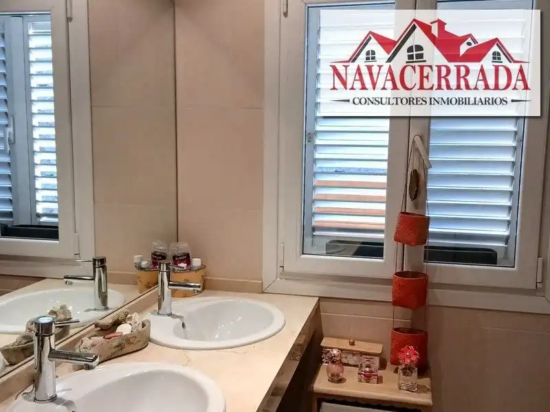 Bany de Casa o xalet en venda en Navacerrada amb Calefacció, Jardí privat i Piscina comunitària