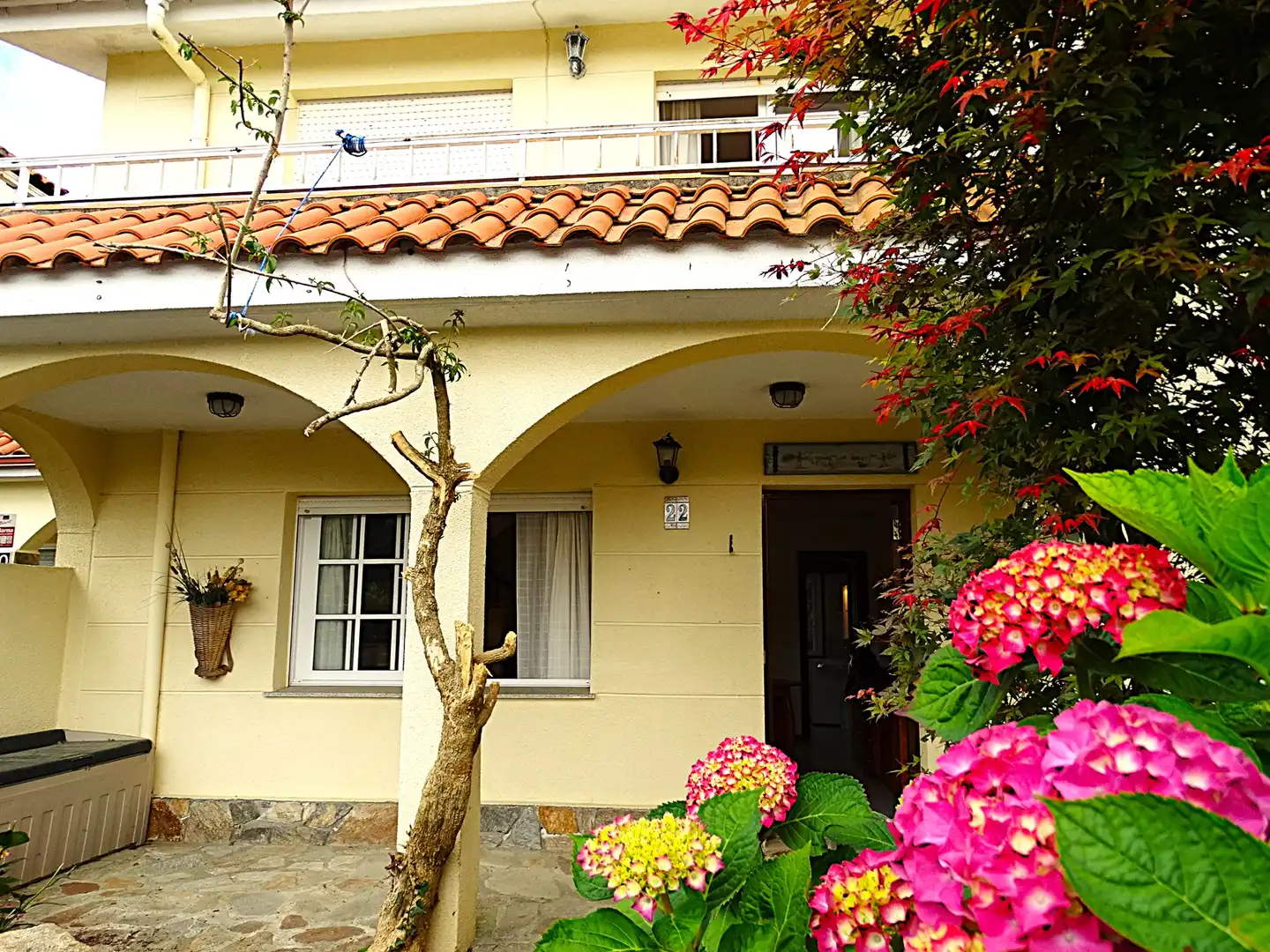 Vista exterior de Casa adosada en venta en Miño con Jardín privado, Parquet y Terraza