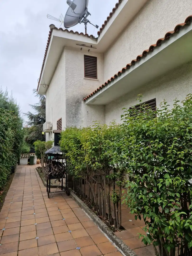 Vista exterior de Casa o xalet en venda en Alpedrete amb Aire condicionat, Calefacció i Jardí privat