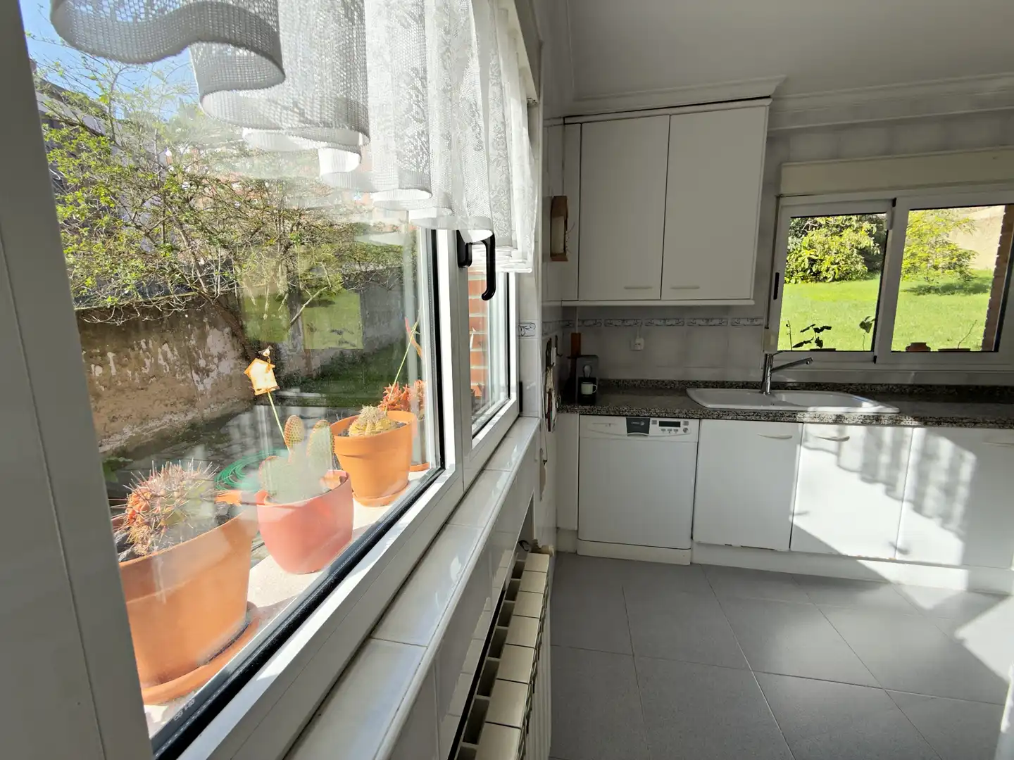 Cuina de Casa o xalet en venda en Oviedo  amb Calefacció, Jardí privat i Parquet