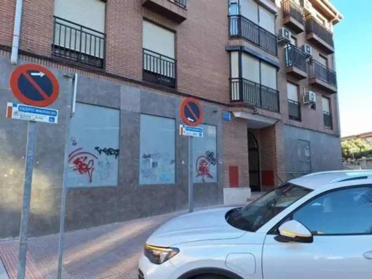 Vista exterior de Local en venda en Leganés