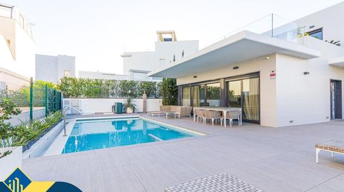 Villa con piscina privada en la provincia de Alicante, Orihuela Costa. 4 habitaciones | 190 m² | 400 metros del mar