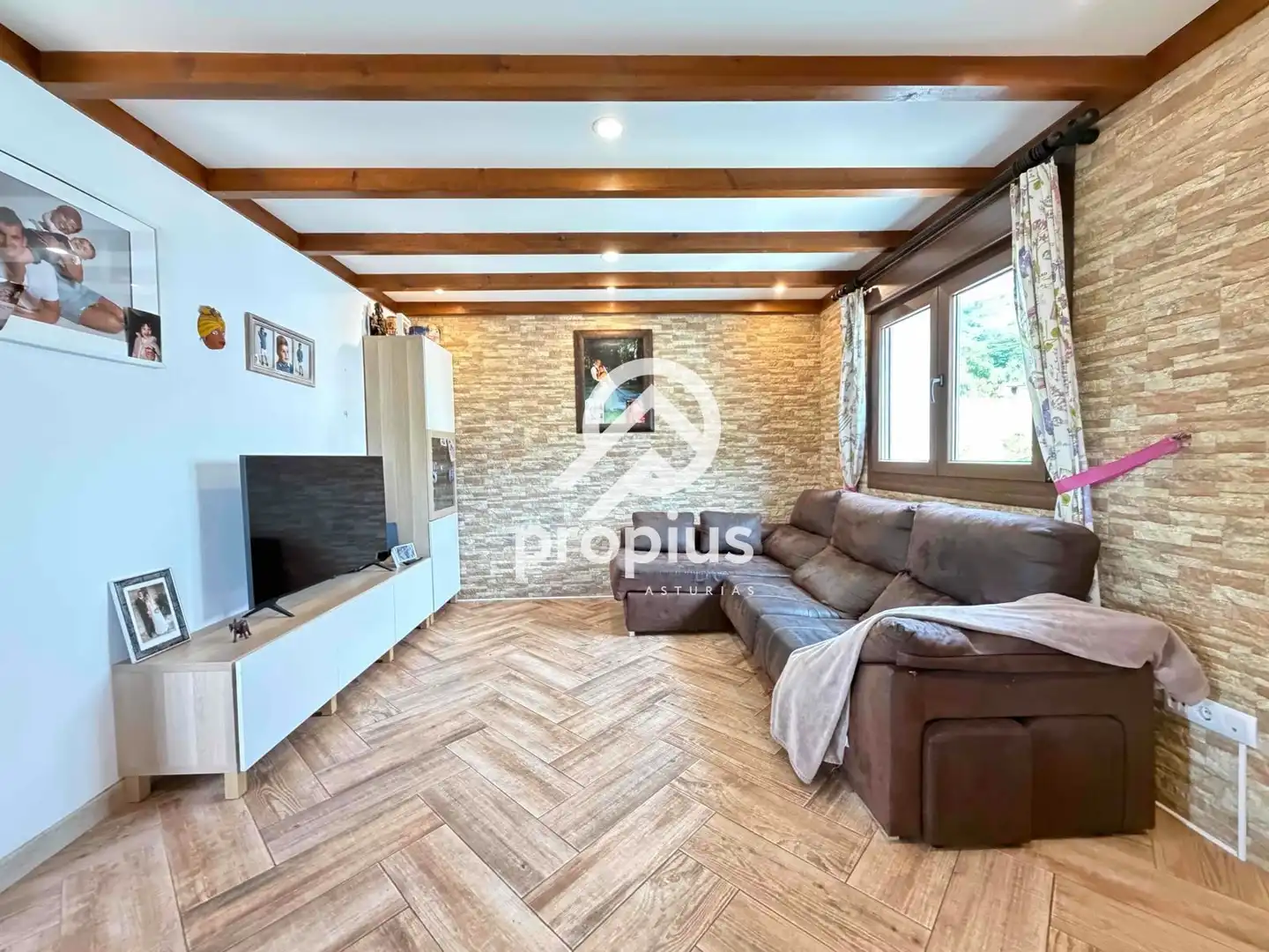 Sala d'estar de Casa o xalet en venda en Sariego amb Calefacció, Parquet i Traster