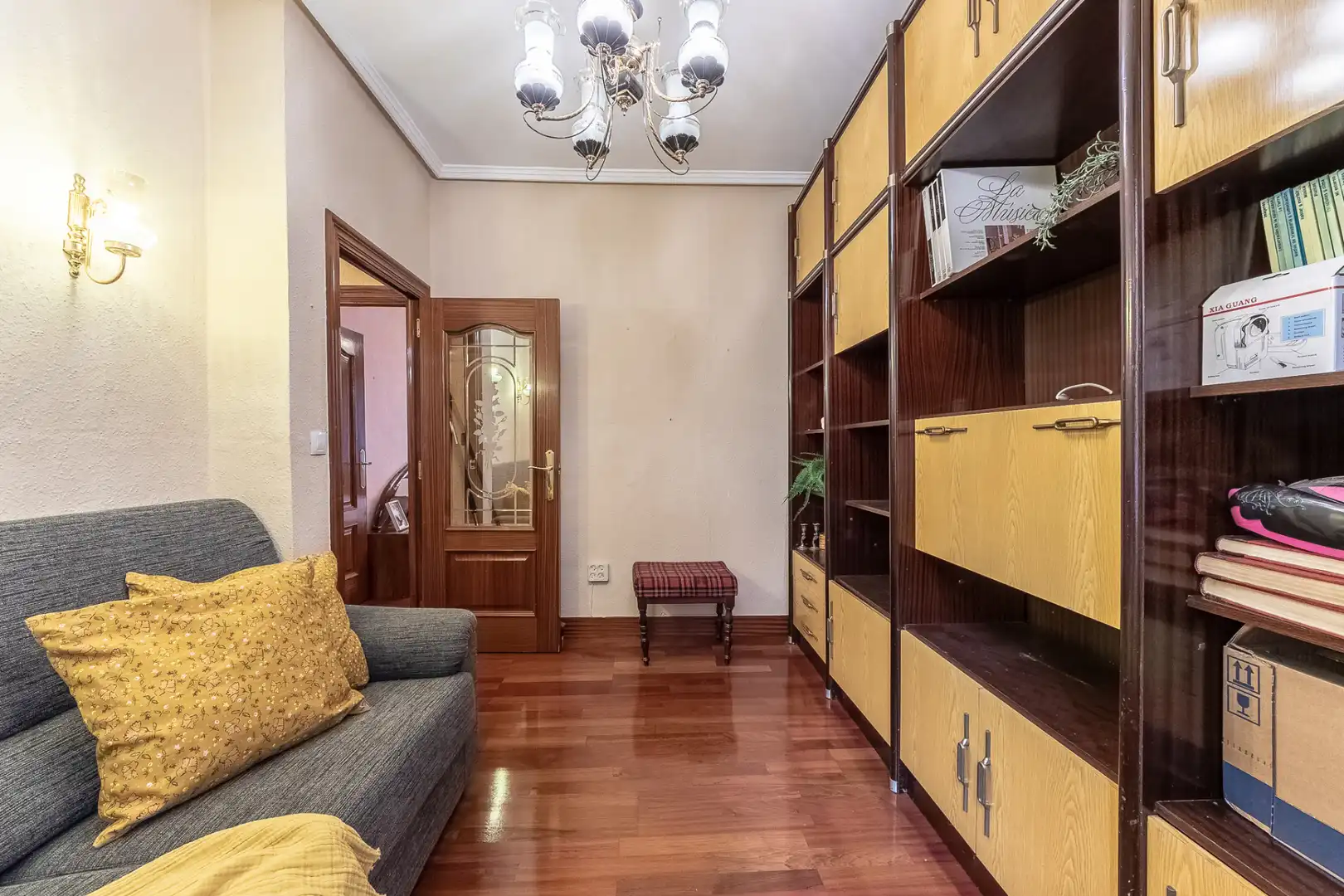 Sala d'estar de Pis en venda en Bilbao  amb Moblat i Balcó