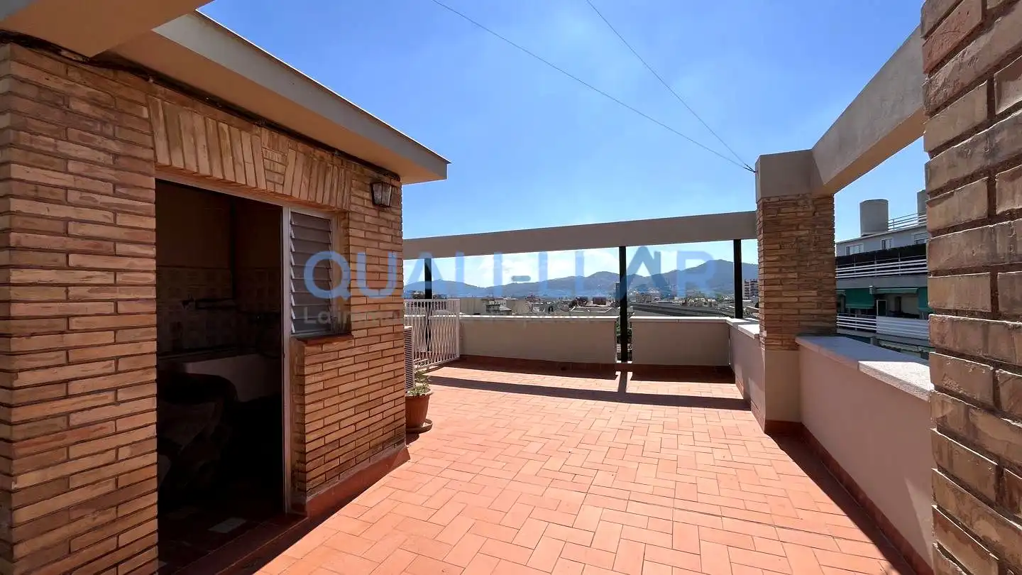 Terrassa de Pis en venda en Sant Feliu de Llobregat amb Aire condicionat, Jardí privat i Parquet