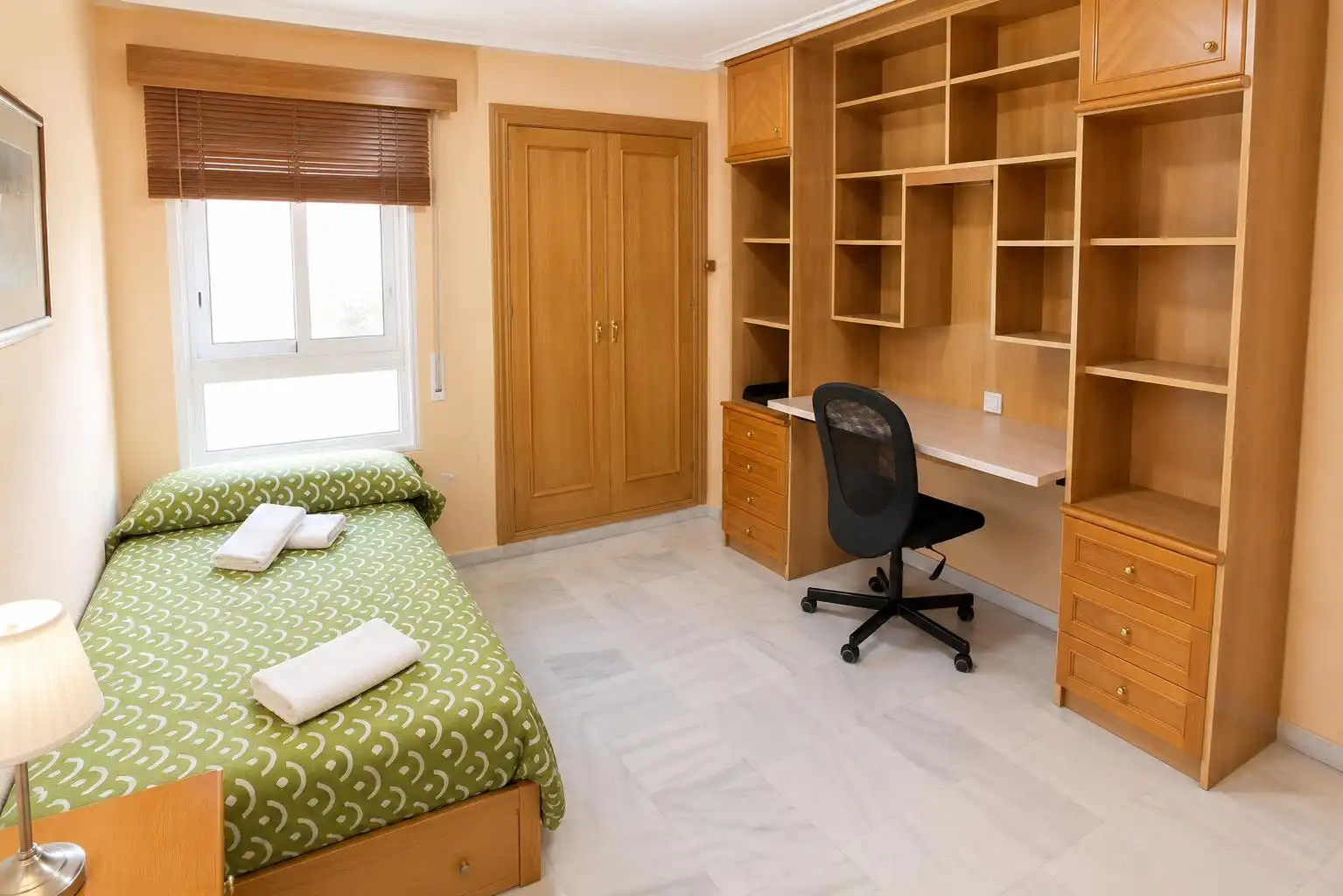 Habitación de Piso de alquiler en Málaga con Aire acondicionado, Calefacción y Jardín privado