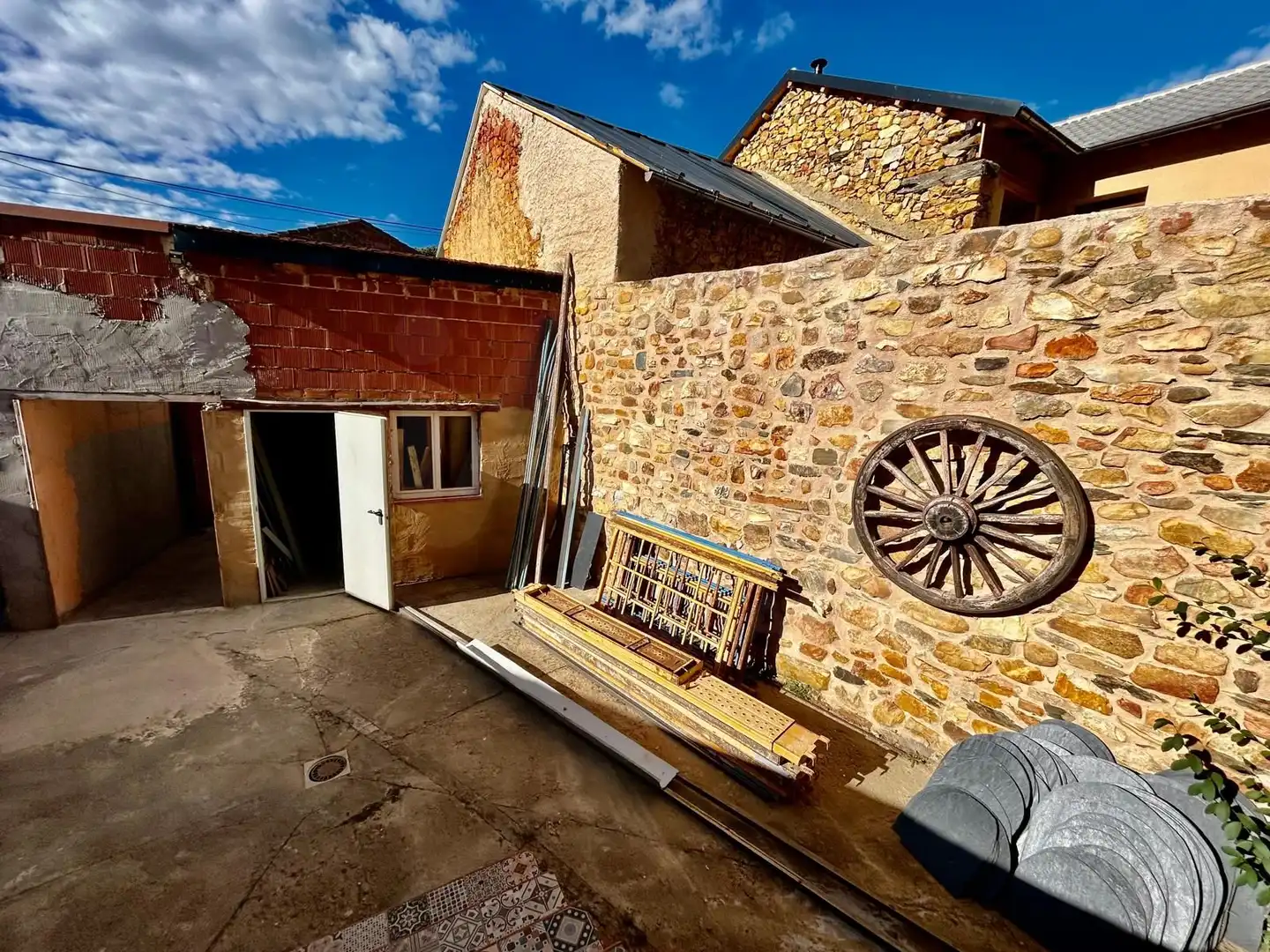 Vista exterior de Casa o xalet en venda en Castrocontrigo amb Terrassa