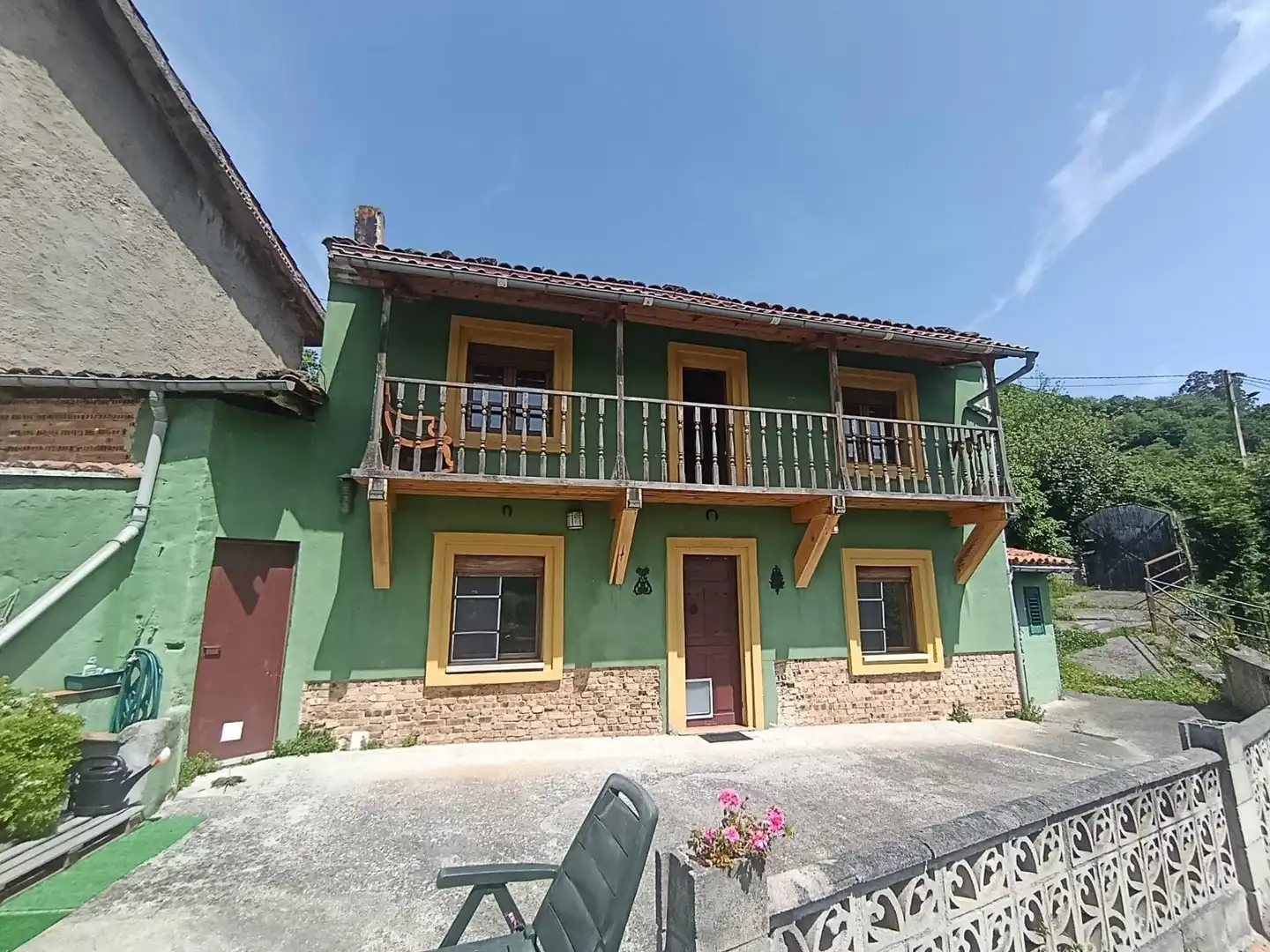 Außenansicht von Country house zum Verkauf in San Martín del Rey Aurelio mit Balkon