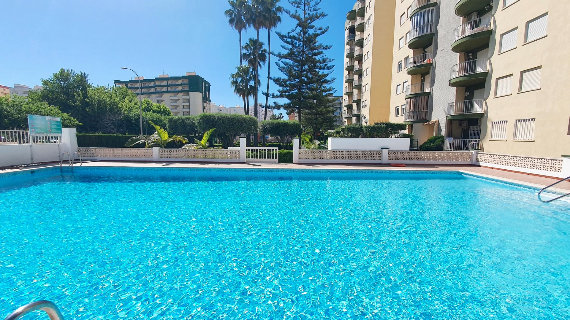 Piscina de Apartament en venda en Gandia amb Terrassa, Traster i Moblat