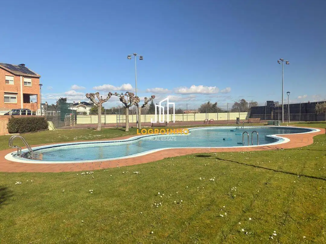 Swimming pool of Detached homes for sale in  Logroño  with Heating, Private garden and Terrace