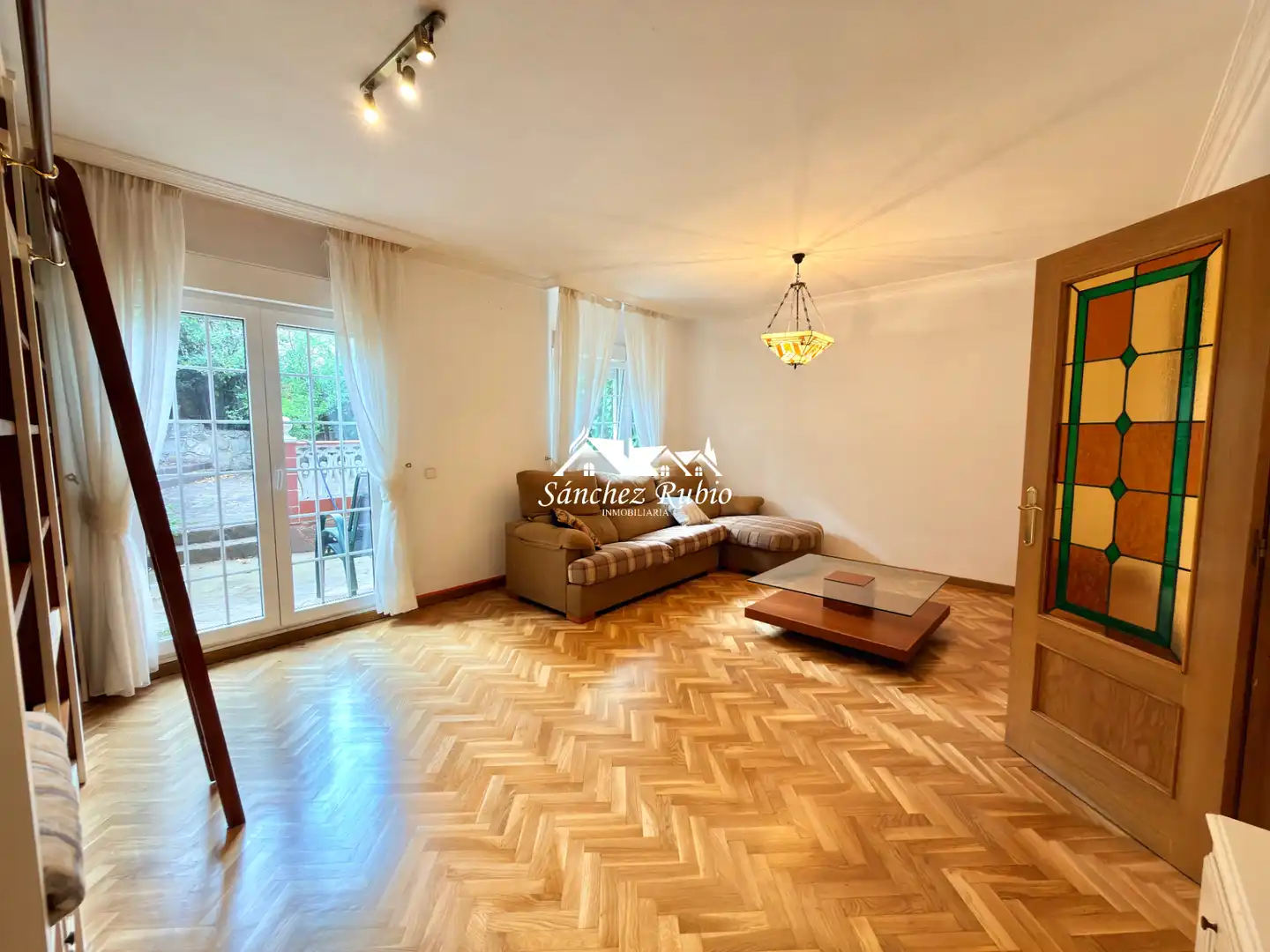 Wohnzimmer von Einfamilien-Reihenhaus zur Miete in Torrelodones mit Heizung, Privatgarten und Parkett