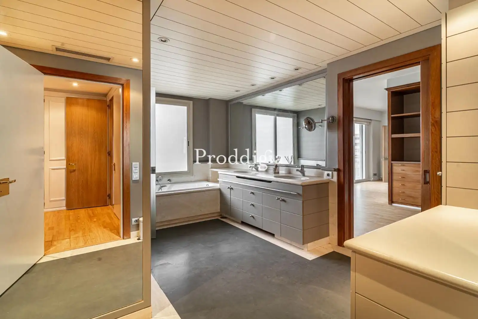 Bathroom of Flat for rent in Barcelona  with Air Conditioner, Heating and Terrace