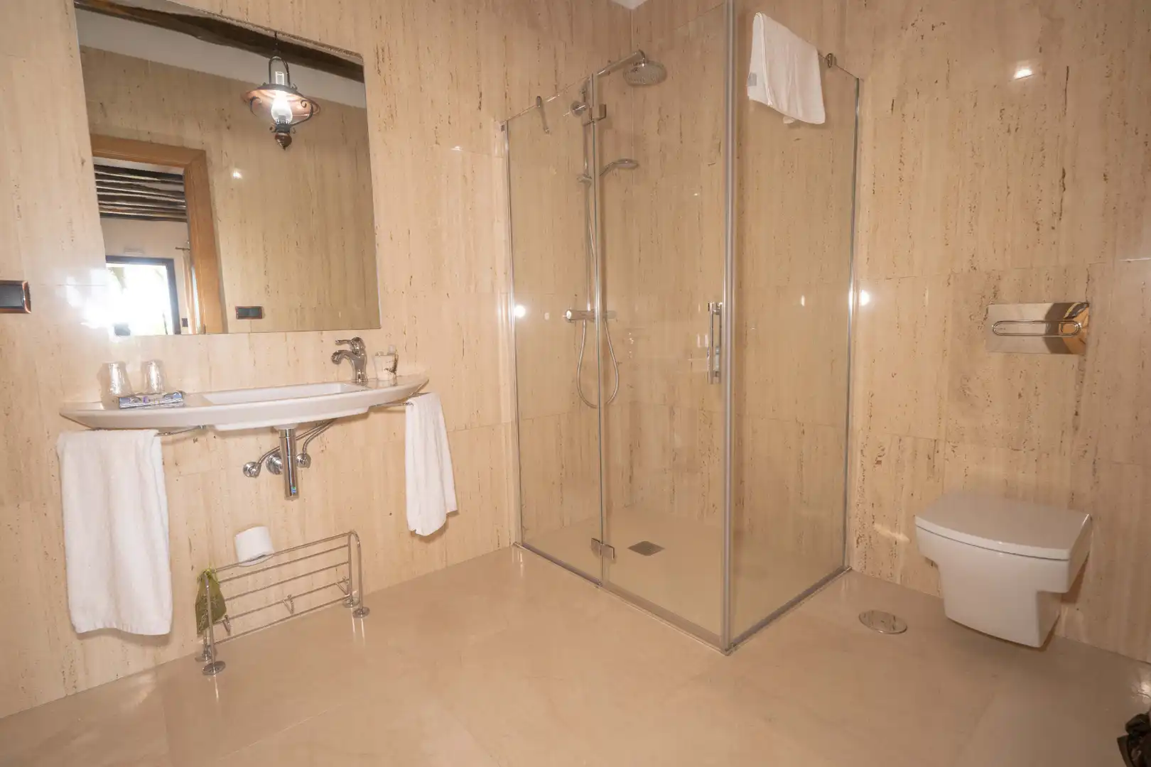Badezimmer von Country house zum Verkauf in Válor mit Privatgarten, Terrasse und Abstellraum