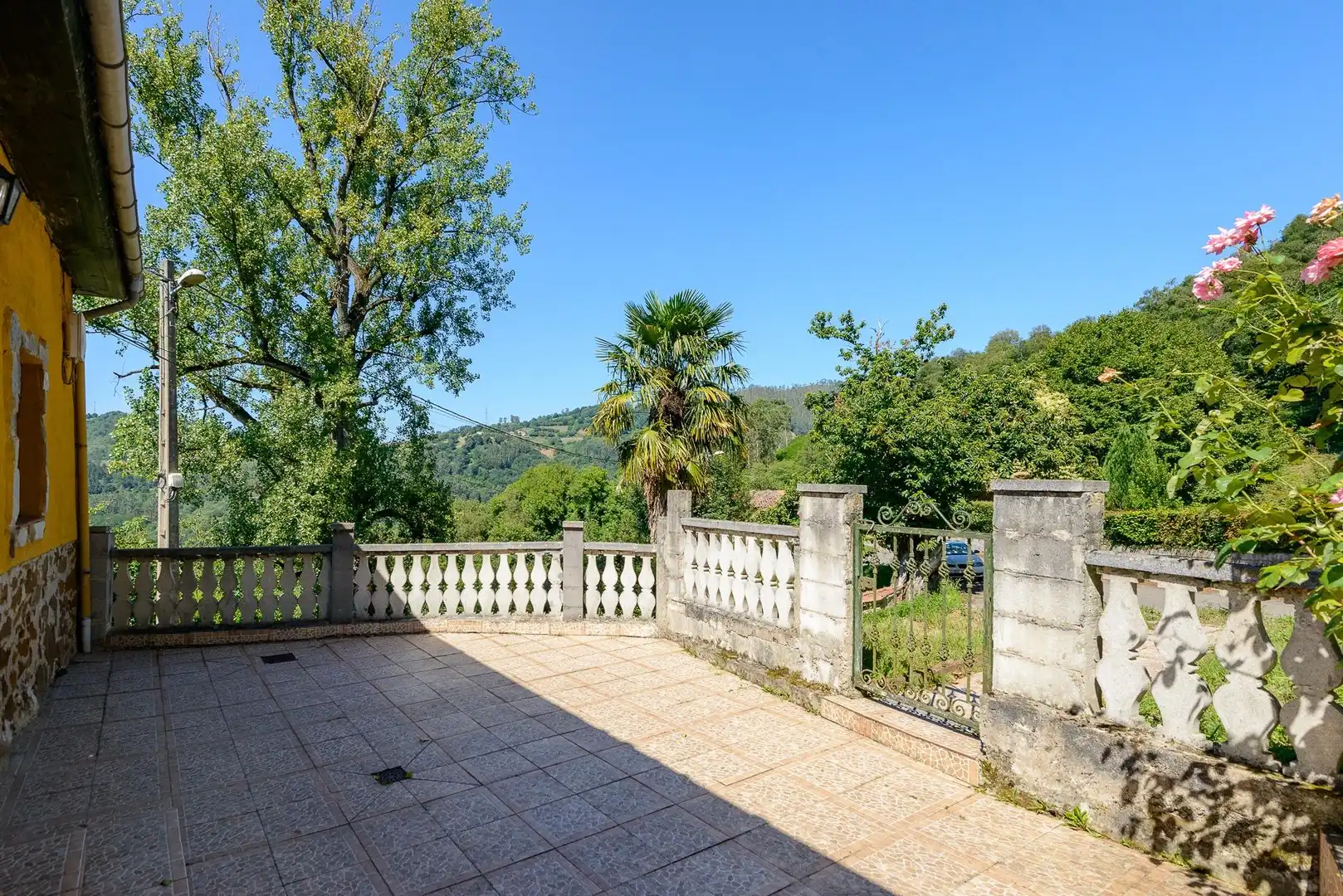 Terrassa de Casa adosada en venda en Mieres (Asturias) amb Jardí privat, Terrassa i Moblat