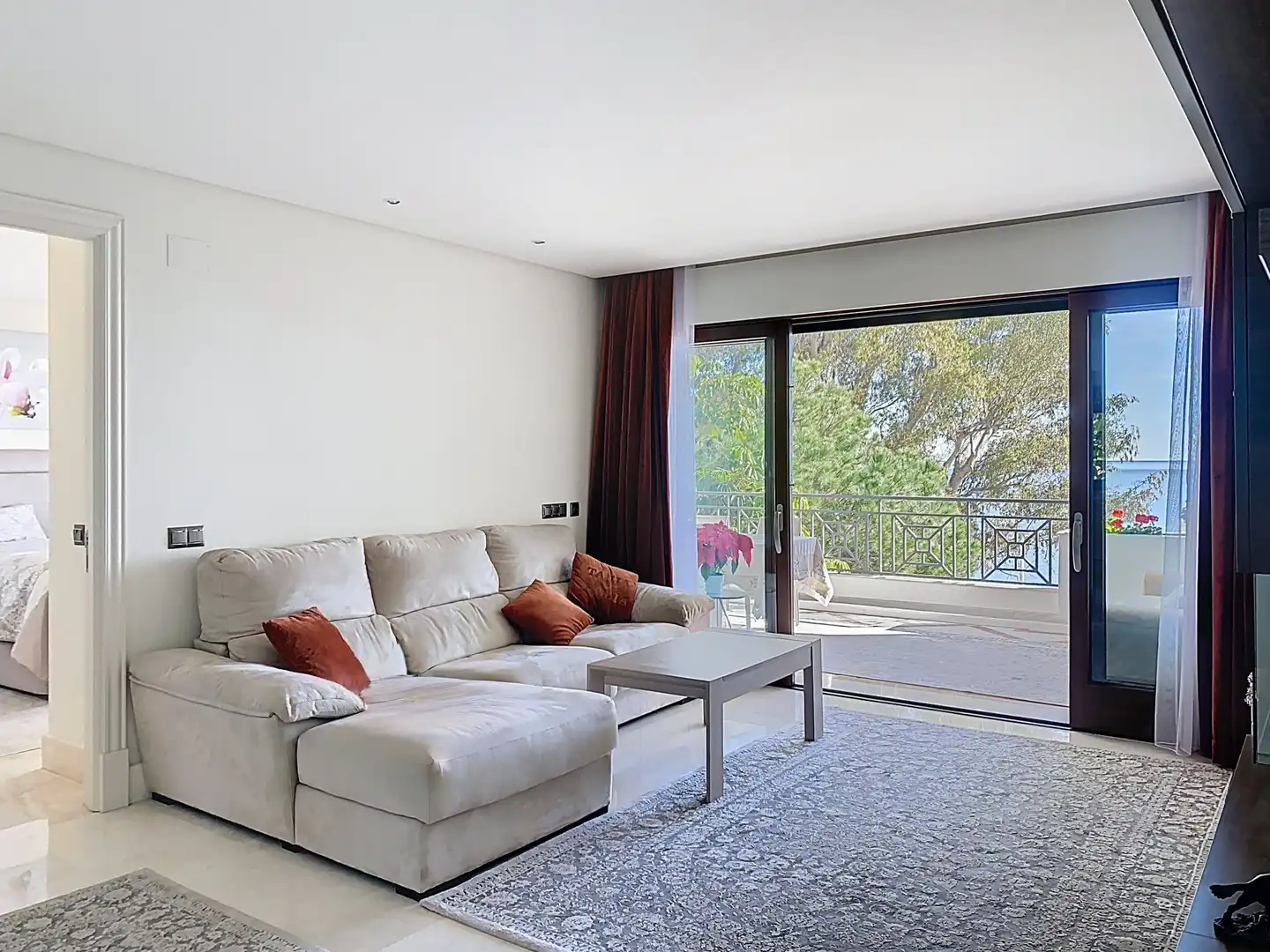 Sala d'estar de Apartament en venda en Estepona amb Aire condicionat, Terrassa i Piscina