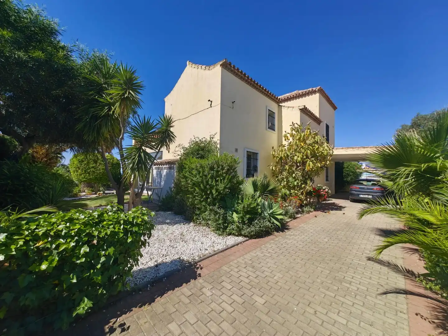 Vista exterior de Casa o xalet en venda en Estepona amb Aire condicionat, Jardí privat i Terrassa
