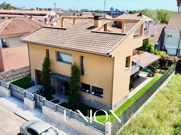 House with pool for sale in Santa Susanna