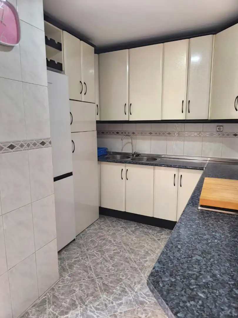 Cuina de Pis de lloguer en Granada amb Aire condicionat, Calefacció i Moblat