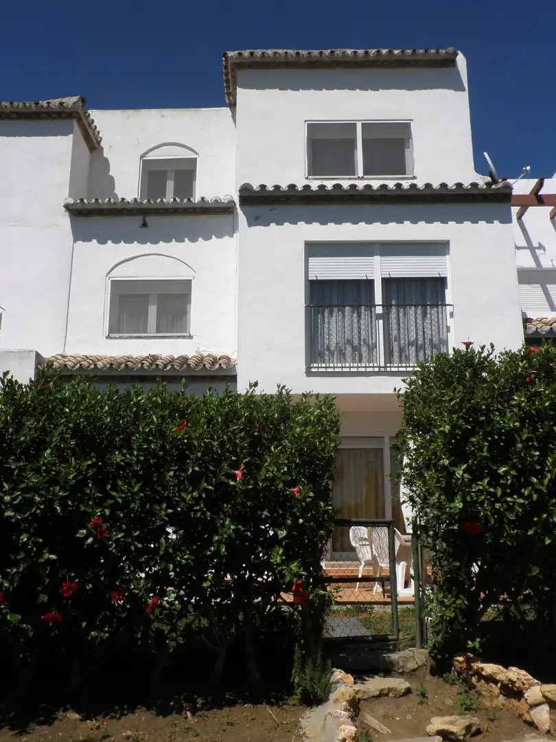 Vista exterior de Casa adosada en venda en Estepona amb Aire condicionat, Terrassa i TV