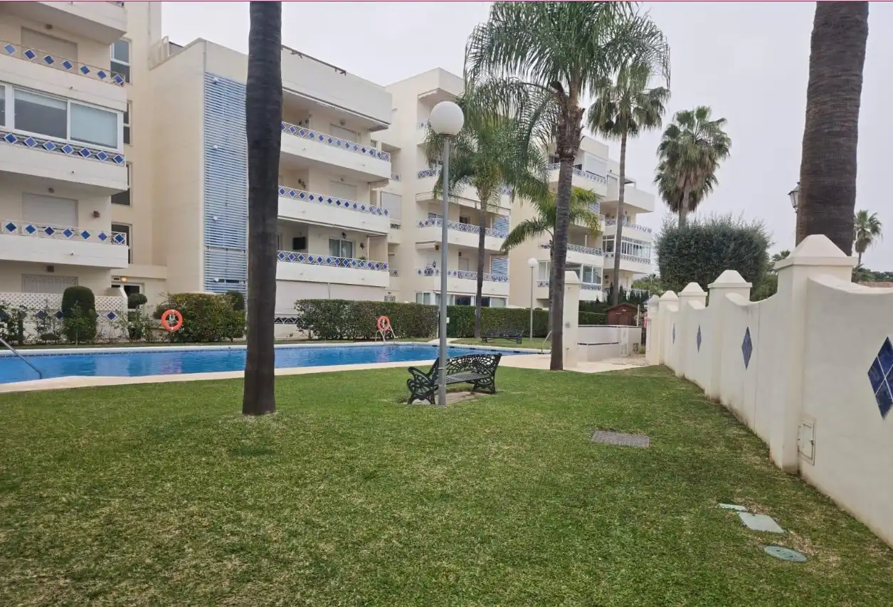 Vista exterior de Apartament en venda en Marbella amb Aire condicionat, Jardí privat i Terrassa